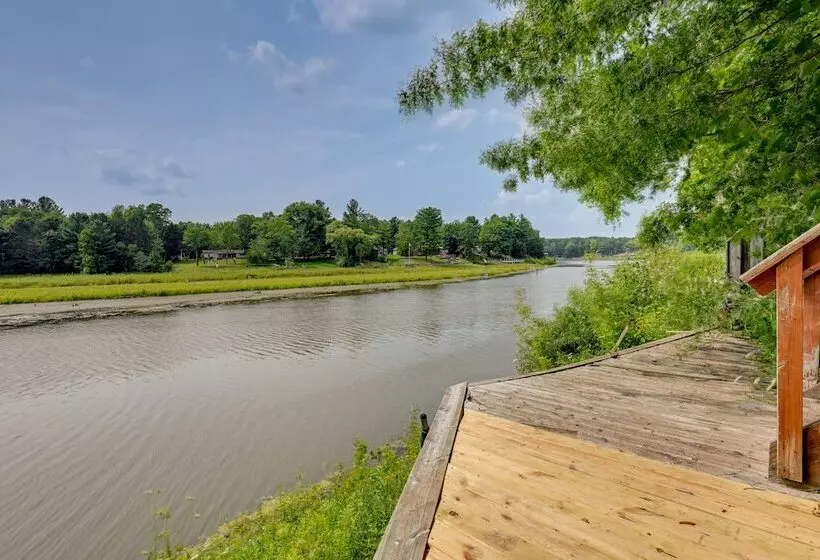 Gladwin Lakefront Cottage W/ Deck, Grill!