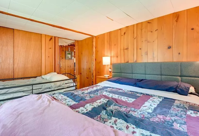 Gladwin Lakefront Cottage W/ Deck, Grill!
