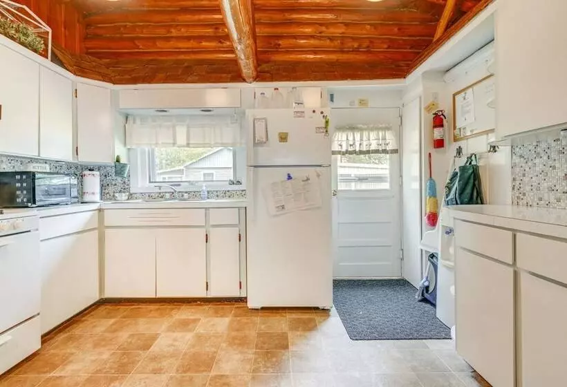 Gladwin Lakefront Cottage W/ Deck, Grill!