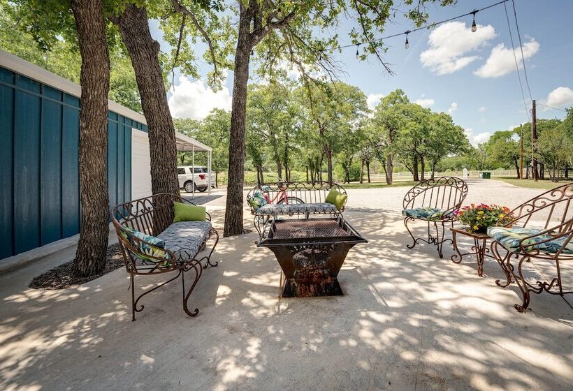Yard, Dock & Boat Slip: Lake Bridgeport Cabin!