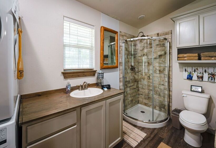 Yard, Dock & Boat Slip: Lake Bridgeport Cabin!