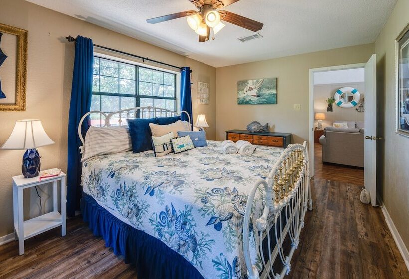 Yard, Dock & Boat Slip: Lake Bridgeport Cabin!