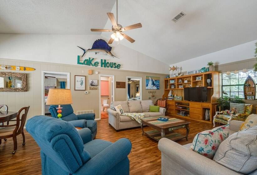 Yard, Dock & Boat Slip: Lake Bridgeport Cabin!