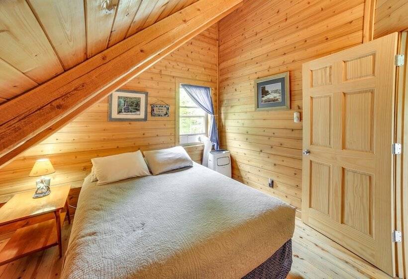 Lakefront Cabin W/ Dock & Trails, Mins To Town!