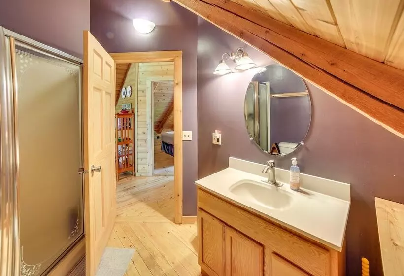 Lakefront Cabin W/ Dock & Trails, Mins To Town!