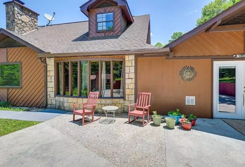 Lakefront North Carolina Abode W/ Grill & Fire Pit