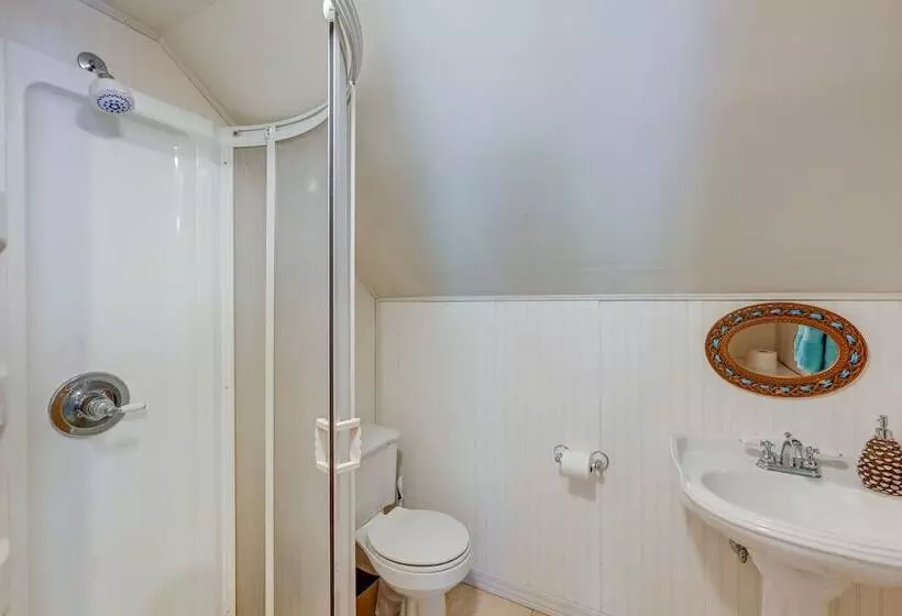 Lakefront North Carolina Abode W/ Grill & Fire Pit