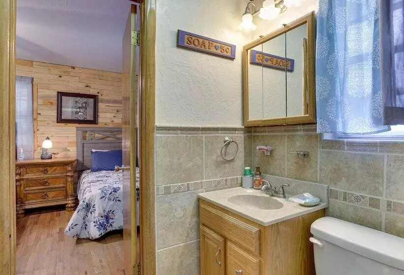 Lawton Home W/ Deck, Near Casinos + Museums!