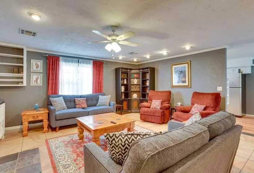 Lawton Home W/ Deck, Near Casinos + Museums!