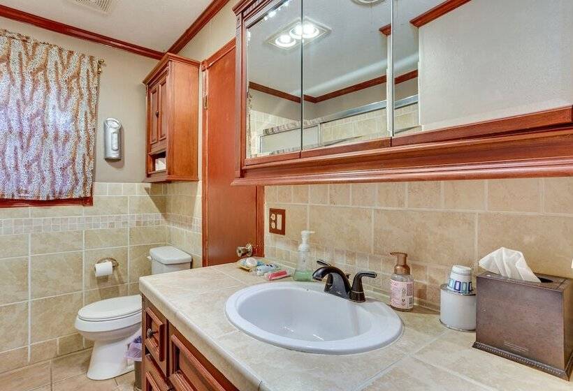 Lawton Home W/ Deck, Near Casinos + Museums!