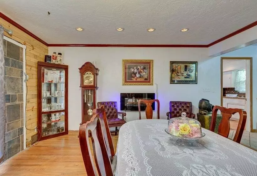 Lawton Home W/ Deck, Near Casinos + Museums!