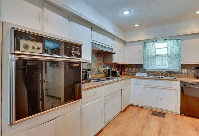 Lawton Home W/ Deck, Near Casinos + Museums!
