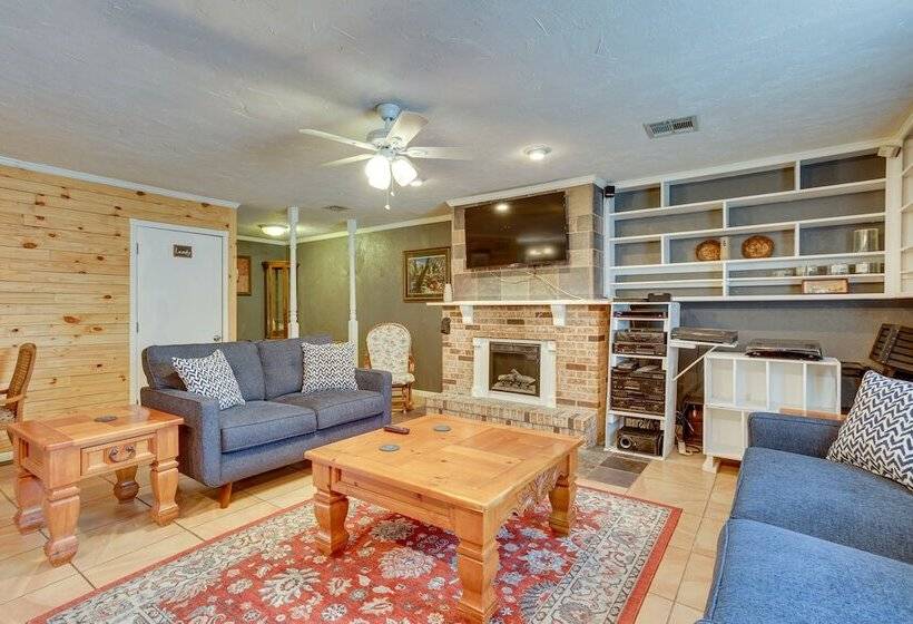 Lawton Home W/ Deck, Near Casinos + Museums!