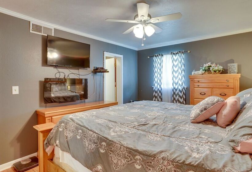 Lawton Home W/ Deck, Near Casinos + Museums!