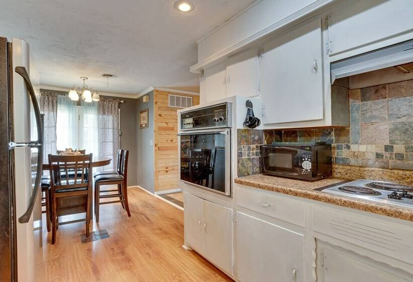 Lawton Home W/ Deck, Near Casinos + Museums!