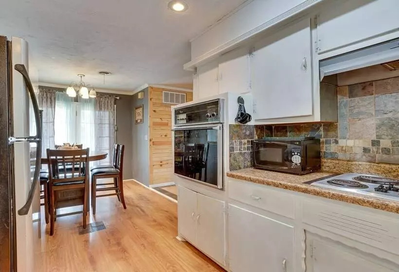 Lawton Home W/ Deck, Near Casinos + Museums!