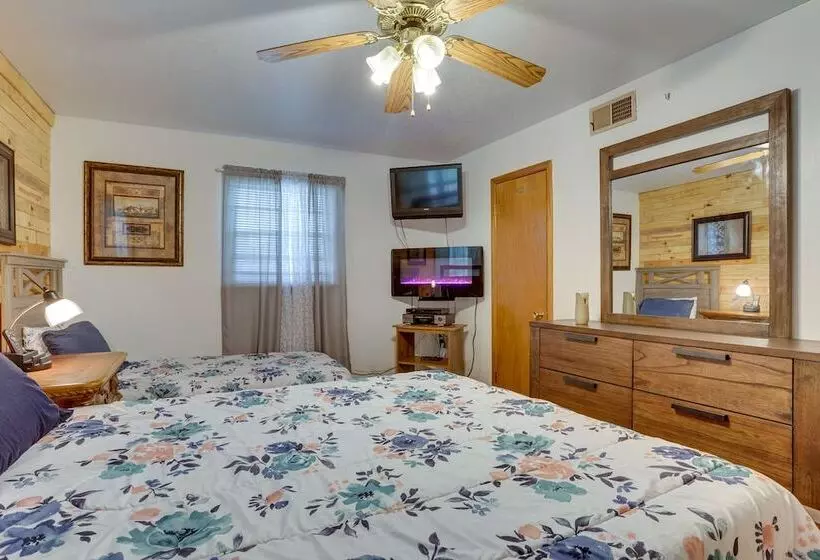 Lawton Home W/ Deck, Near Casinos + Museums!