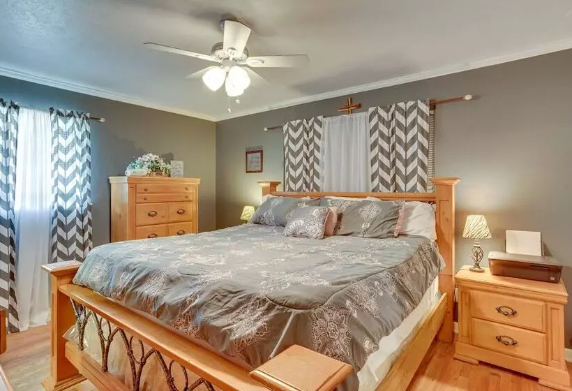 Lawton Home W/ Deck, Near Casinos + Museums!