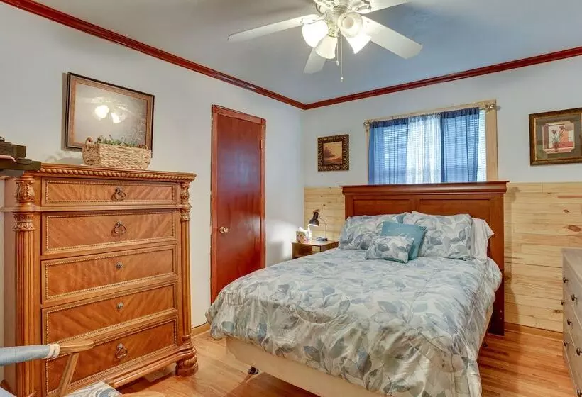 Lawton Home W/ Deck, Near Casinos + Museums!