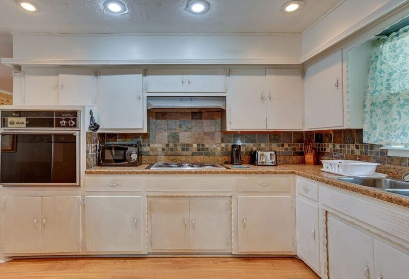 Lawton Home W/ Deck, Near Casinos + Museums!