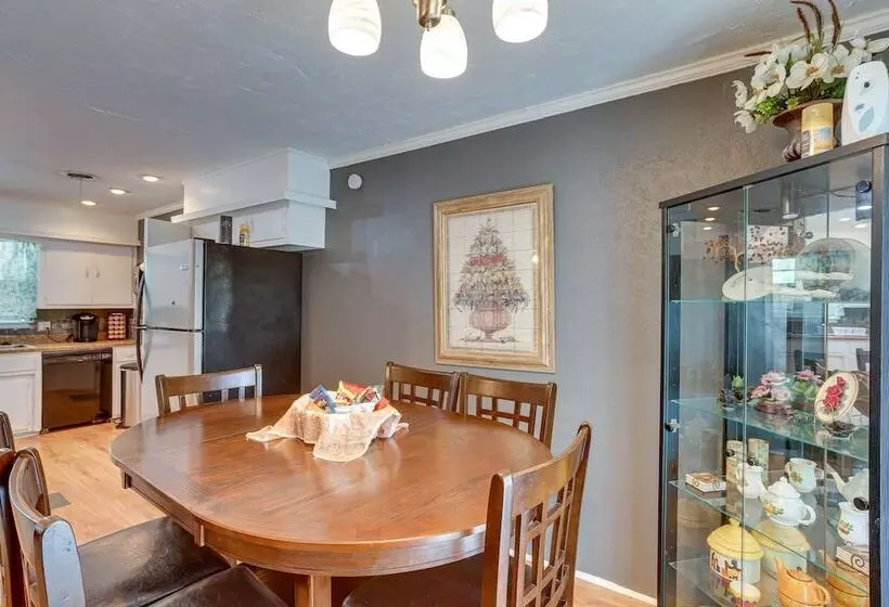 Lawton Home W/ Deck, Near Casinos + Museums!