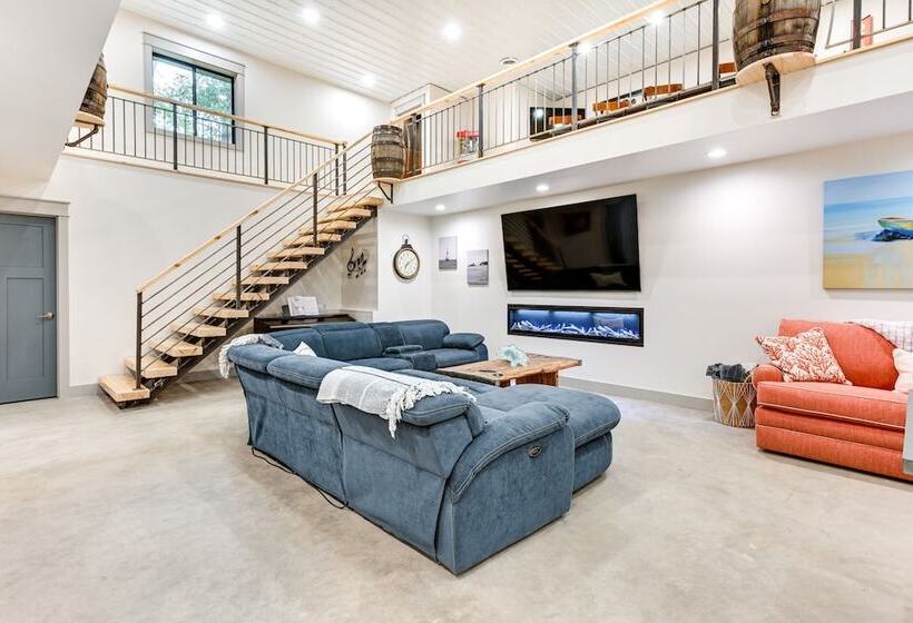 Newly Built West Branch Retreat Near Lake Ogemaw!