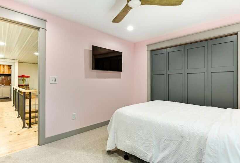 Newly Built West Branch Retreat Near Lake Ogemaw!