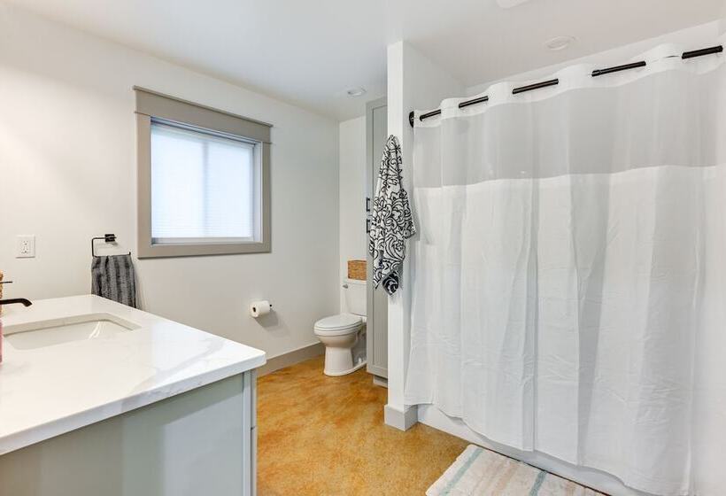 Newly Built West Branch Retreat Near Lake Ogemaw!