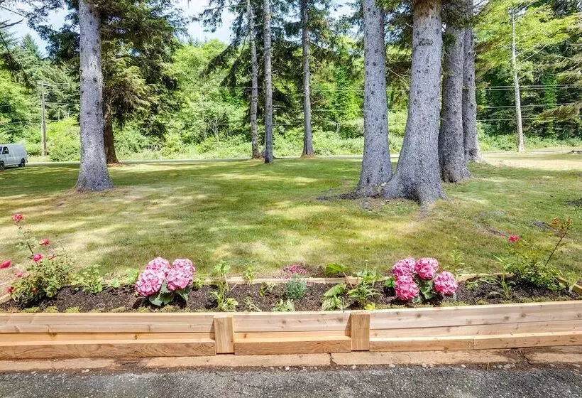 Oceanfront Smith River Cottage: Beach Access!