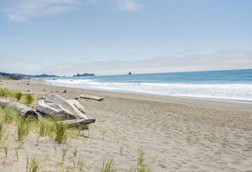 Oceanfront Smith River Cottage: Beach Access!