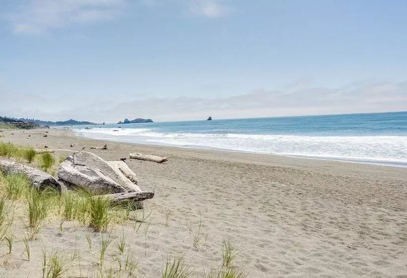 Oceanfront Smith River Cottage: Beach Access!