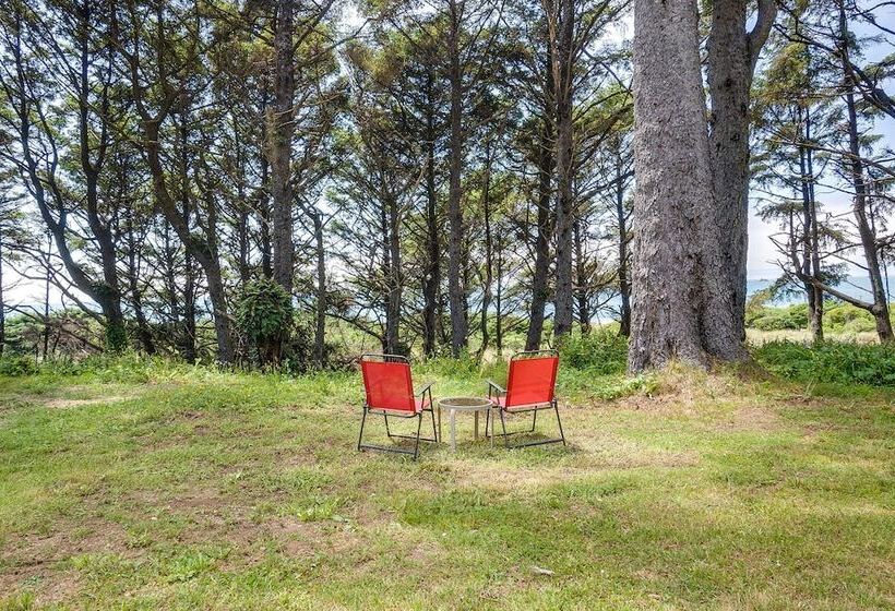Oceanfront Smith River Cottage: Beach Access!