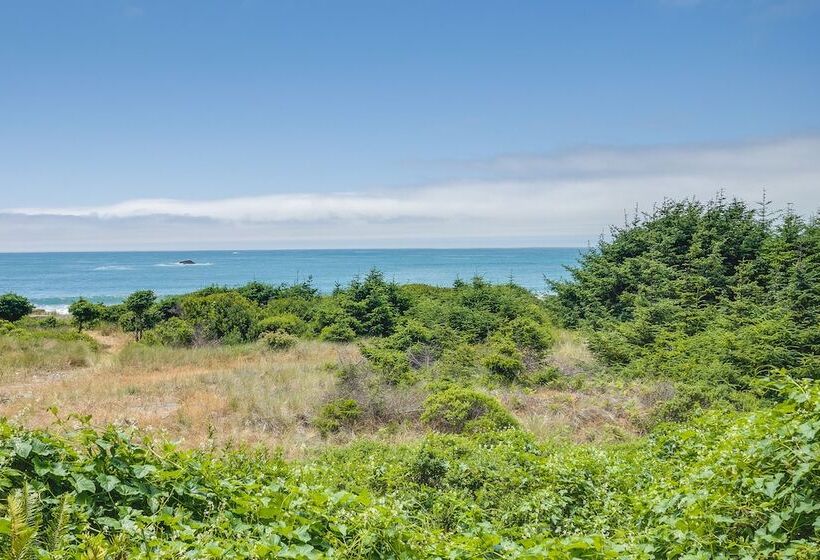 Oceanfront Smith River Cottage: Beach Access!