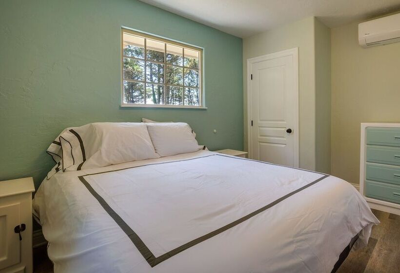 Oceanfront Smith River Cottage: Beach Access!