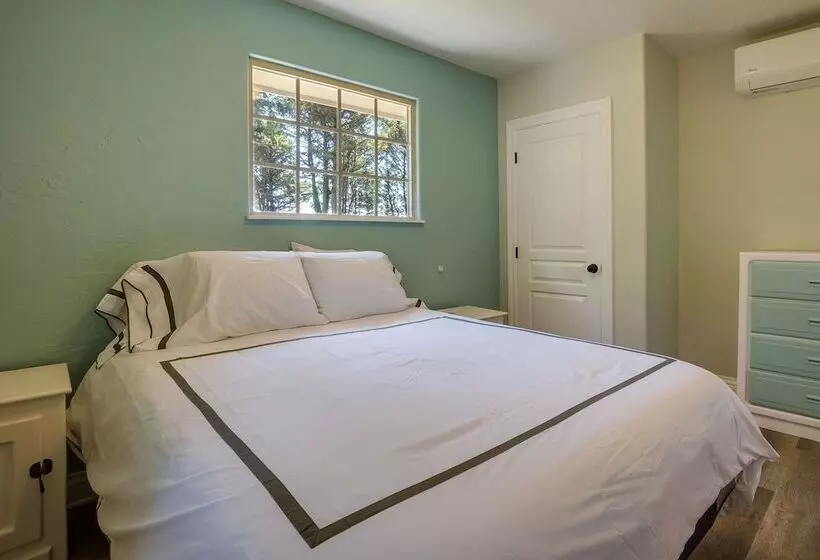 Oceanfront Smith River Cottage: Beach Access!