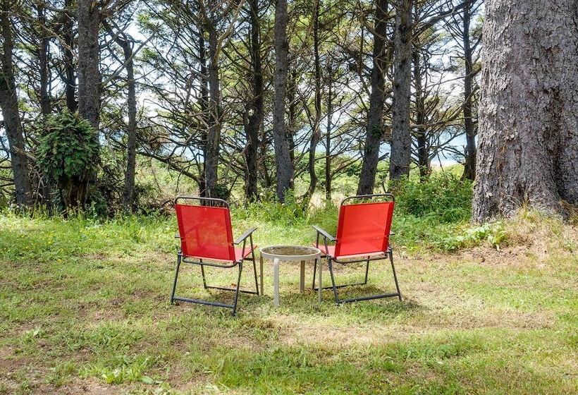 Oceanfront Smith River Cottage: Beach Access!