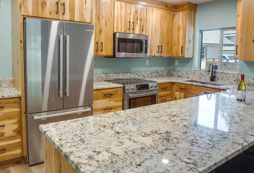 Oceanfront Smith River Cottage: Beach Access!