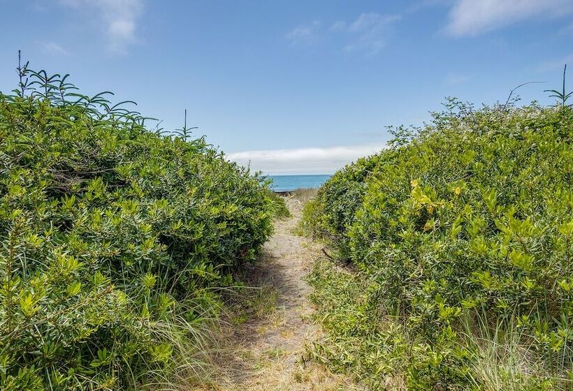 Oceanfront Smith River Cottage: Beach Access!