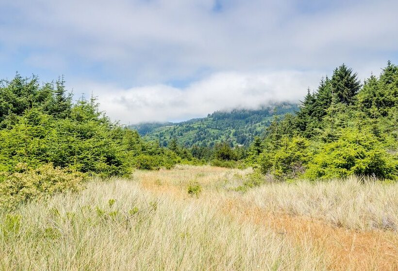 Oceanfront Smith River Cottage: Beach Access!