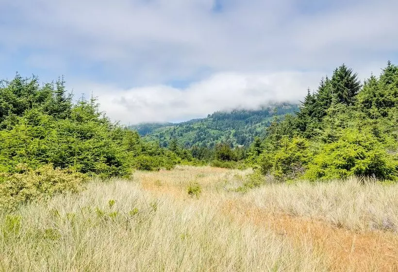 Oceanfront Smith River Cottage: Beach Access!