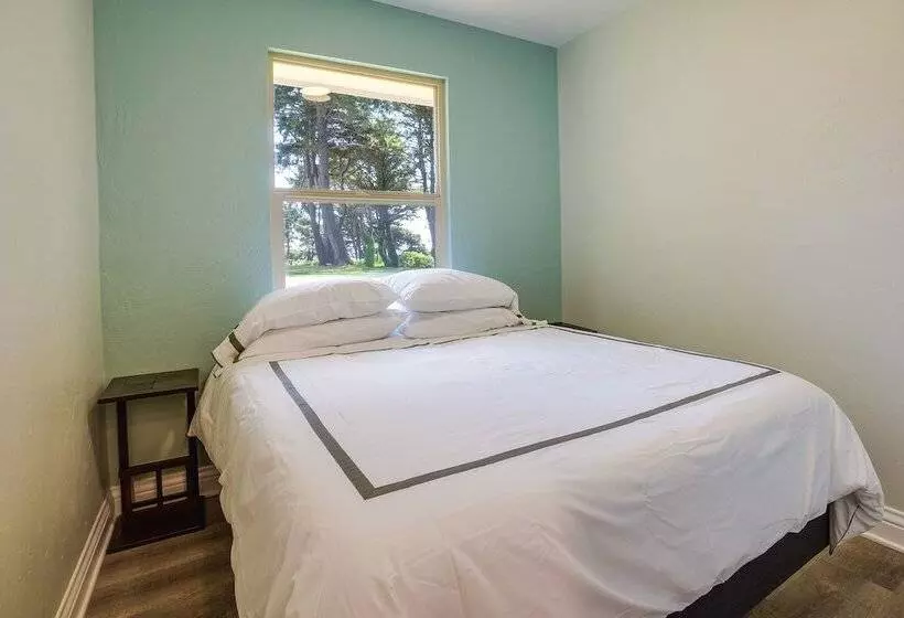 Oceanfront Smith River Cottage: Beach Access!