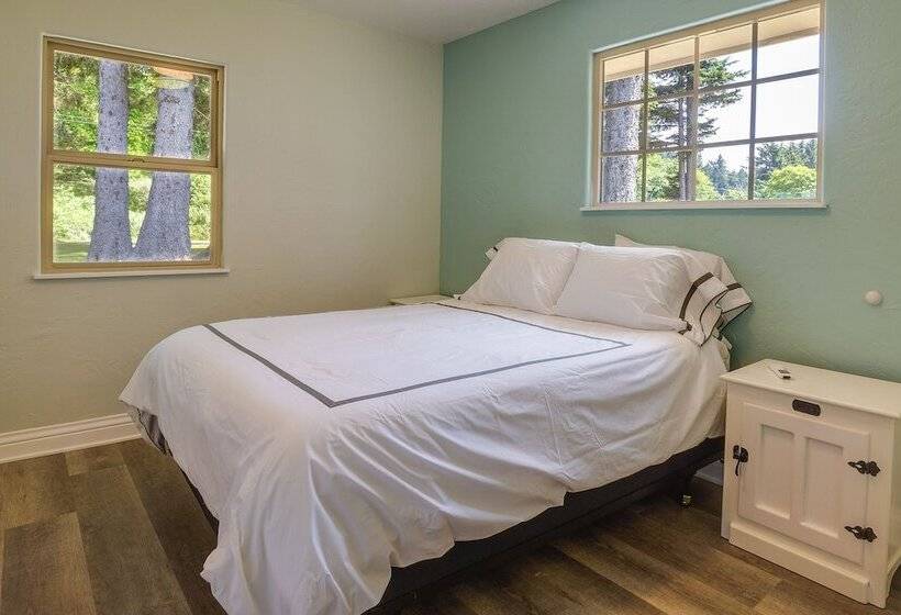 Oceanfront Smith River Cottage: Beach Access!