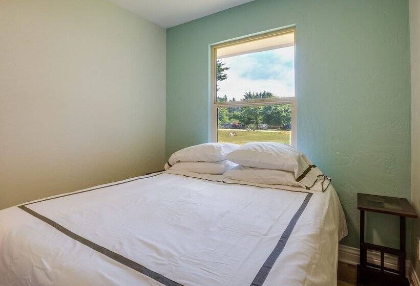 Oceanfront Smith River Cottage: Beach Access!