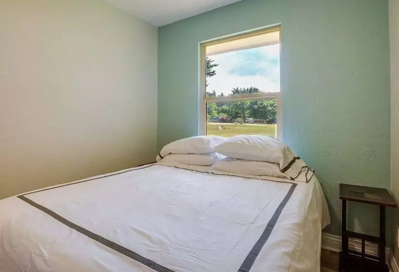 Oceanfront Smith River Cottage: Beach Access!