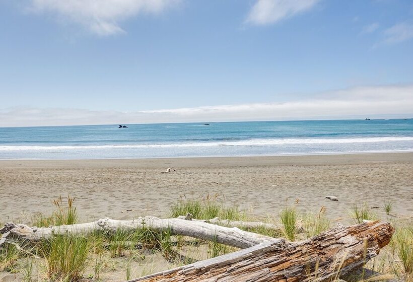 Oceanfront Smith River Cottage: Beach Access!