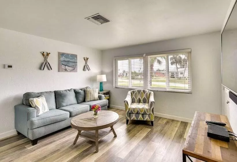 Ormond Beach Vacation Rental: Walk To Beaches!