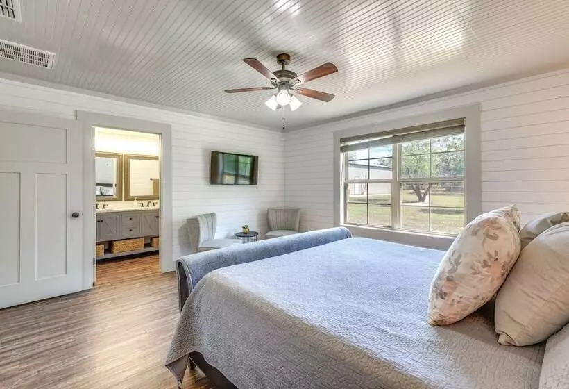 Pet Friendly Texas Home W/ Furnished Patio & Grill