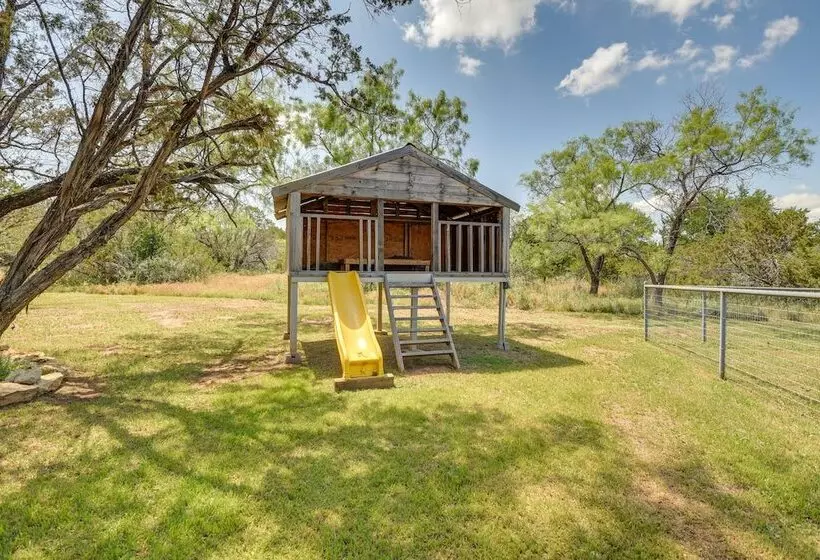 Pet Friendly Texas Home W/ Furnished Patio & Grill