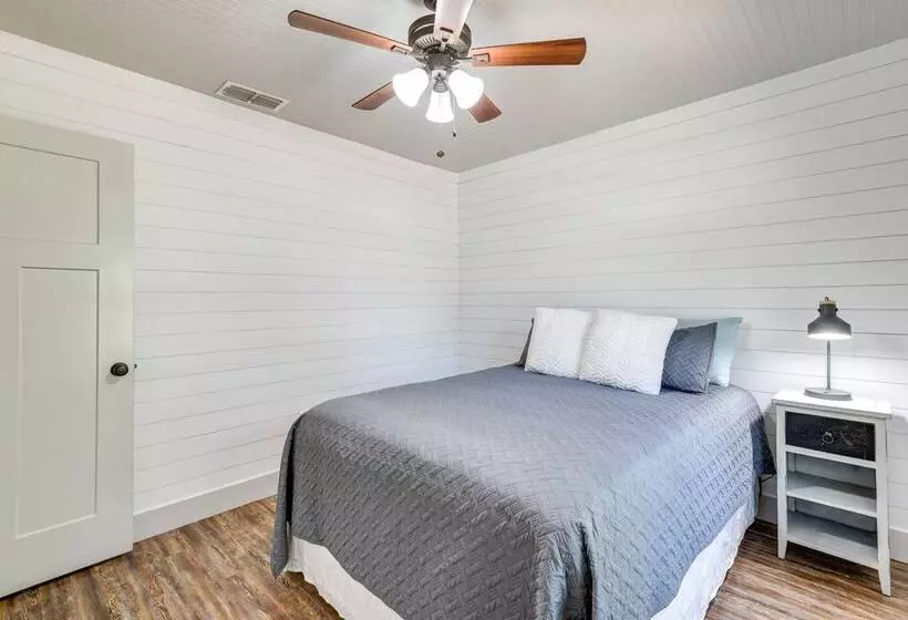 Pet Friendly Texas Home W/ Furnished Patio & Grill