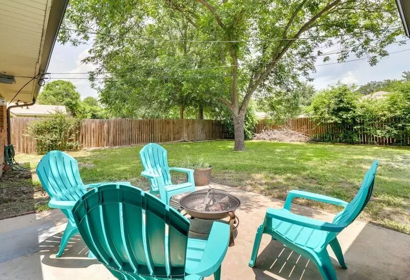 Fire Pit & Foosball Table: Private Temple Home!